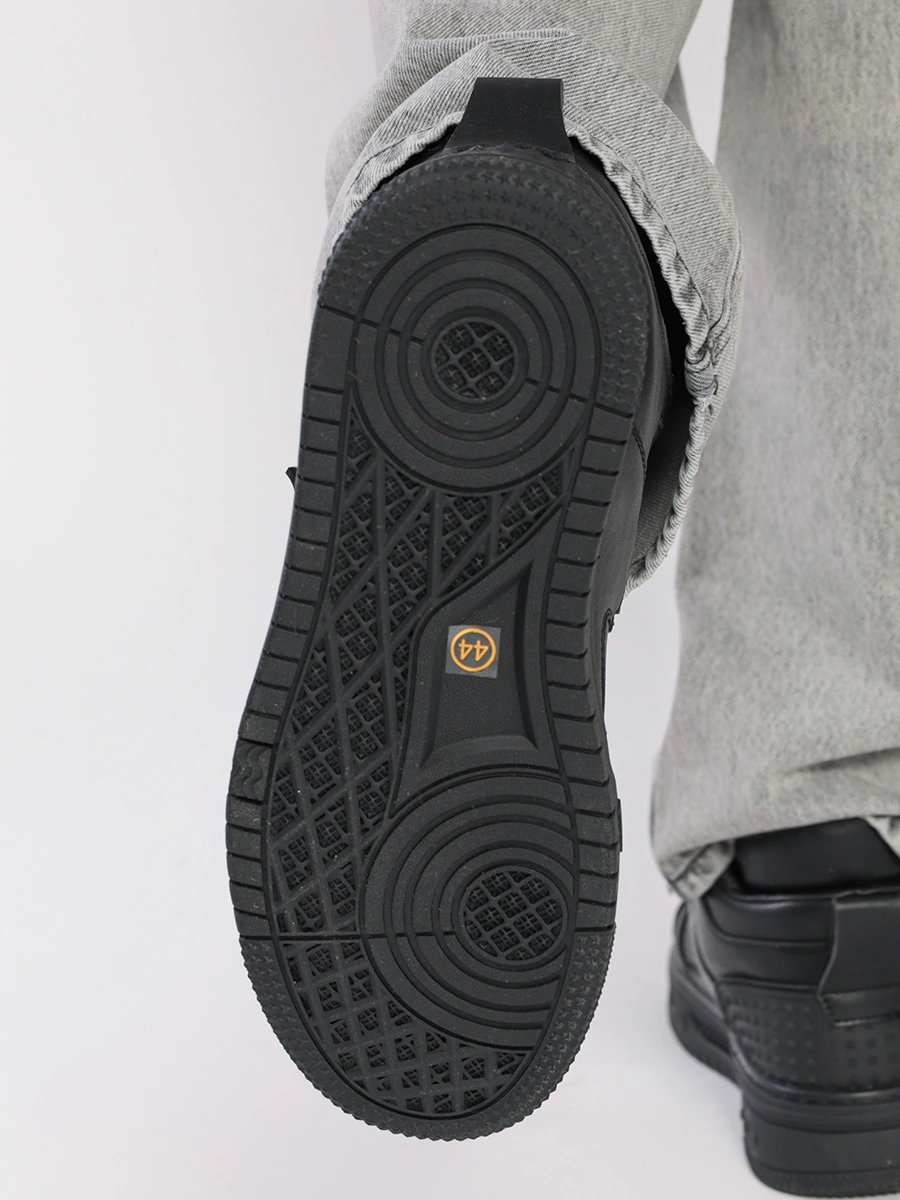 Ботинки черного цвета с прорезиненными вставками